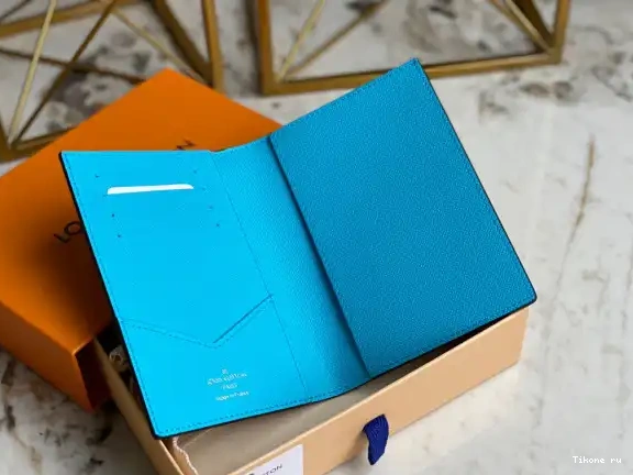 Affordable VUITTON LOUIS PASSPORT COVER 0523